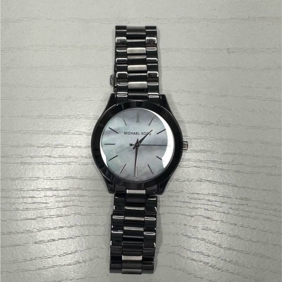 Elegant Michael Kors Watch - Picture 4 of 6